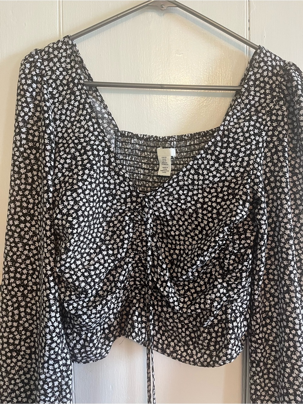 H&M Black and White Floral Ruched Long-Sleeve Crop Blouse